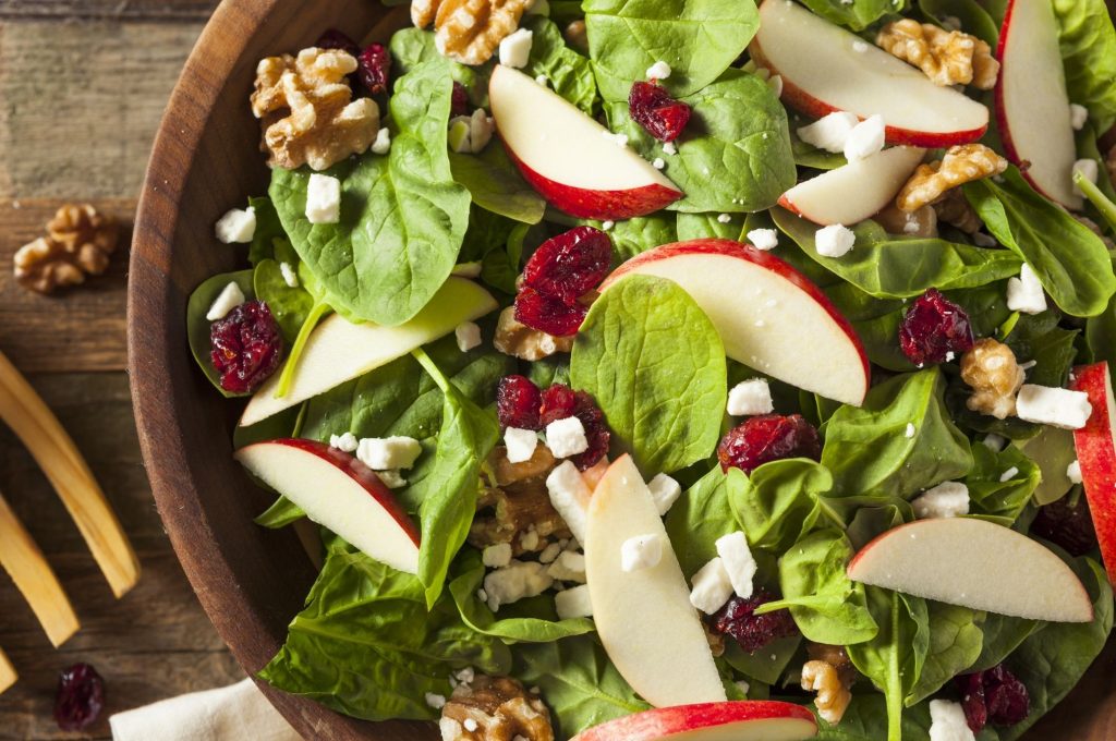 Ensalada de espinaca con manzana, nuez y queso