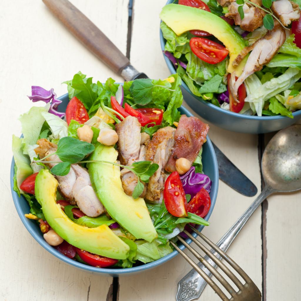 Ensalada Primavera con pollo y aguacate