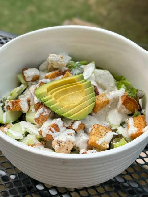 Mini César con pollo y aguacate
