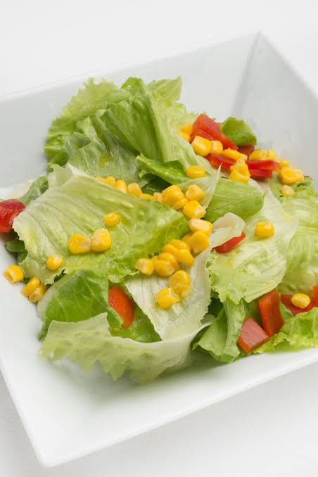 Cómo convertir una ensalada lista en una comida más completa