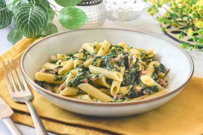 Pasta cremosa con espinaca fácil y rápida