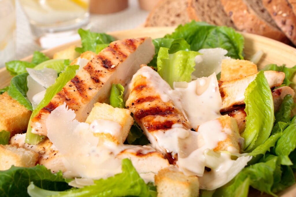 Ensalada Ranch con pollo y aguacate